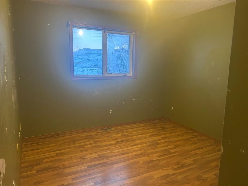 821 Bankview Drive, Drumheller, AB - Outdoor With Facade