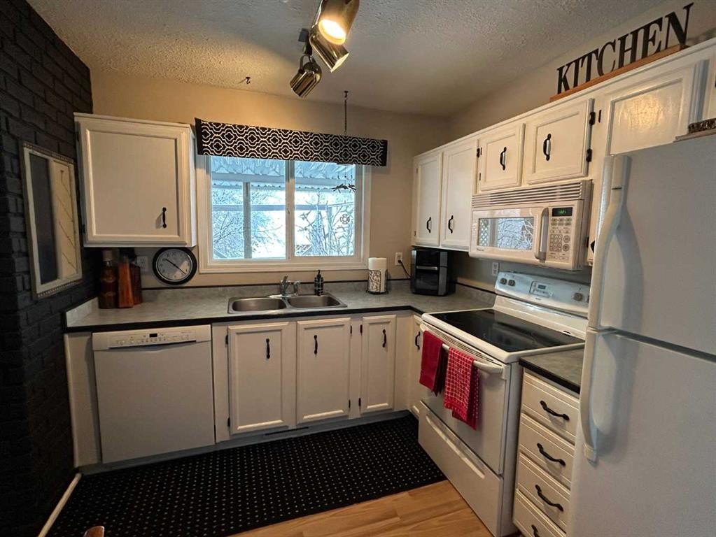 4529 Shannon Drive, Olds, AB - Indoor Photo Showing Kitchen With Double Sink