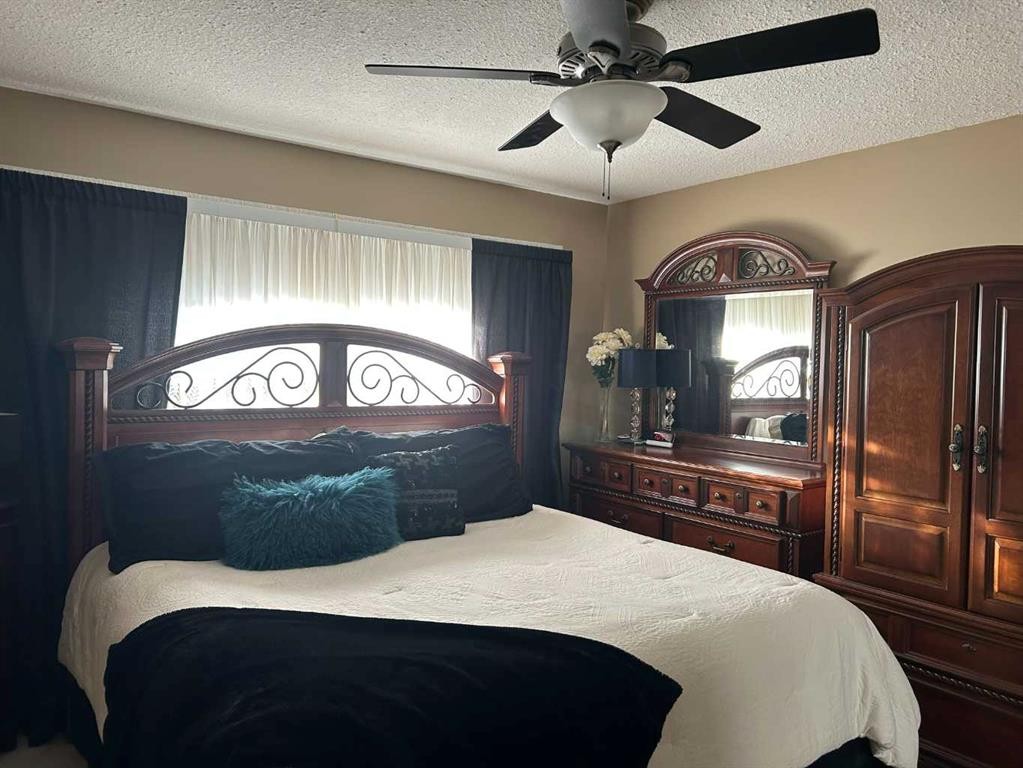 4529 Shannon Drive, Olds, AB - Indoor Photo Showing Bedroom