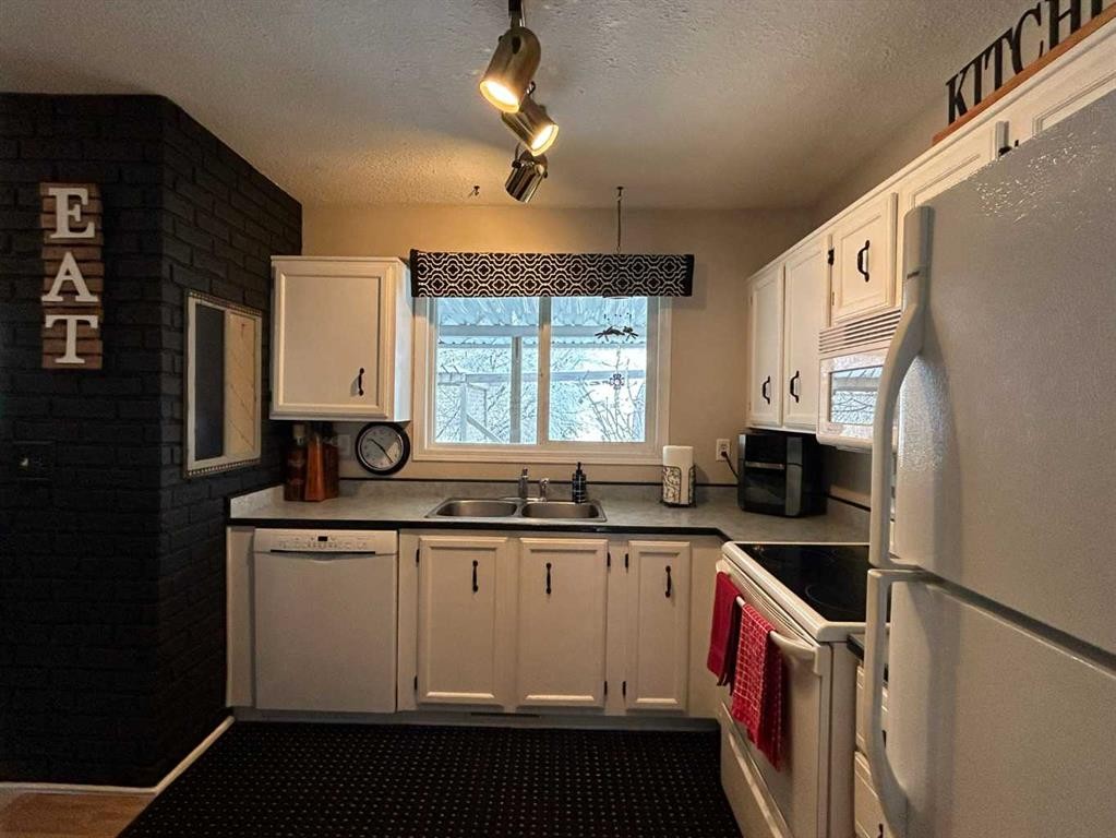 4529 Shannon Drive, Olds, AB - Indoor Photo Showing Kitchen With Double Sink