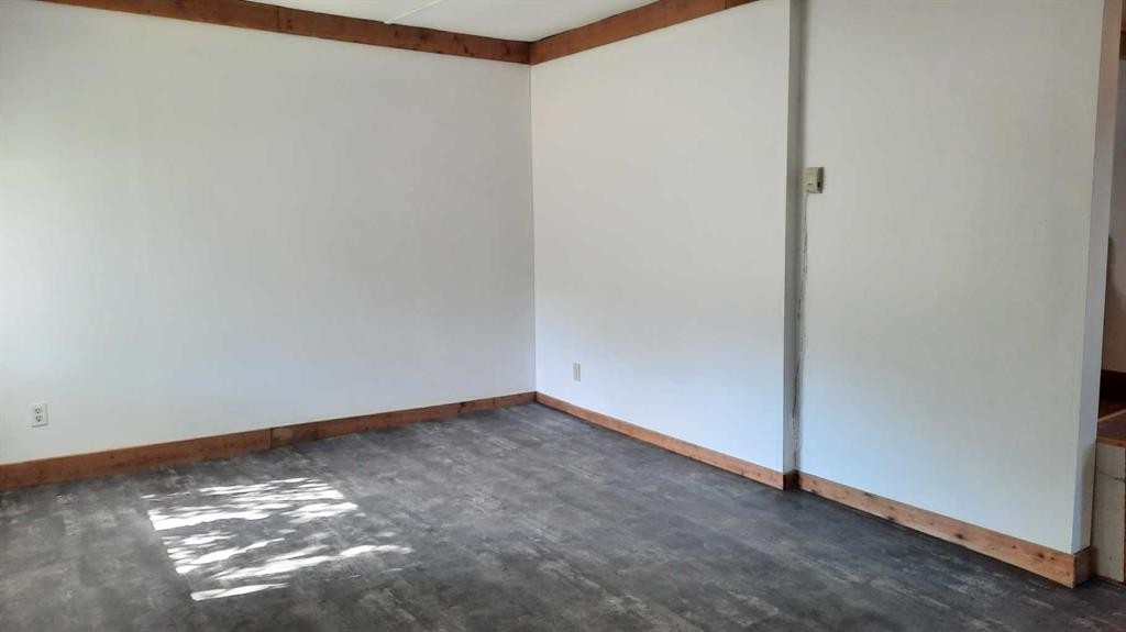 240 2 Avenue, Drumheller, AB - Indoor Photo Showing Other Room