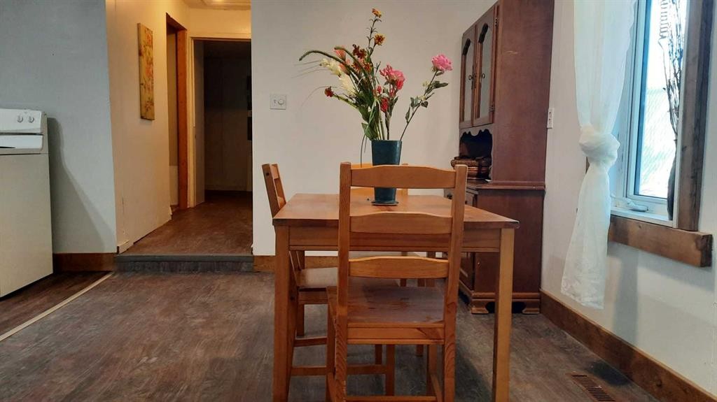 240 2 Avenue, Drumheller, AB - Indoor