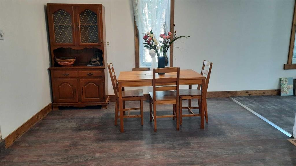 240 2 Avenue, Drumheller, AB - Indoor Photo Showing Dining Room