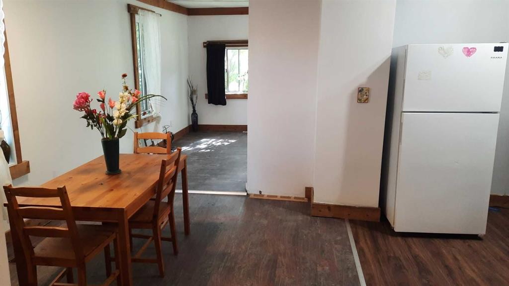 240 2 Avenue, Drumheller, AB - Indoor Photo Showing Dining Room