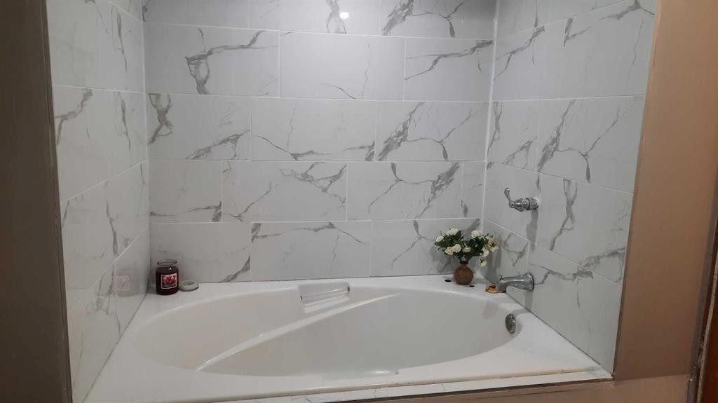 240 2 Avenue, Drumheller, AB - Indoor Photo Showing Bathroom