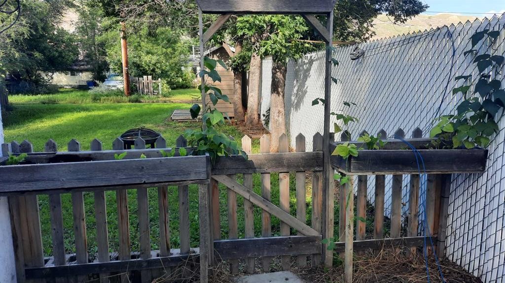 240 2 Avenue, Drumheller, AB - Outdoor