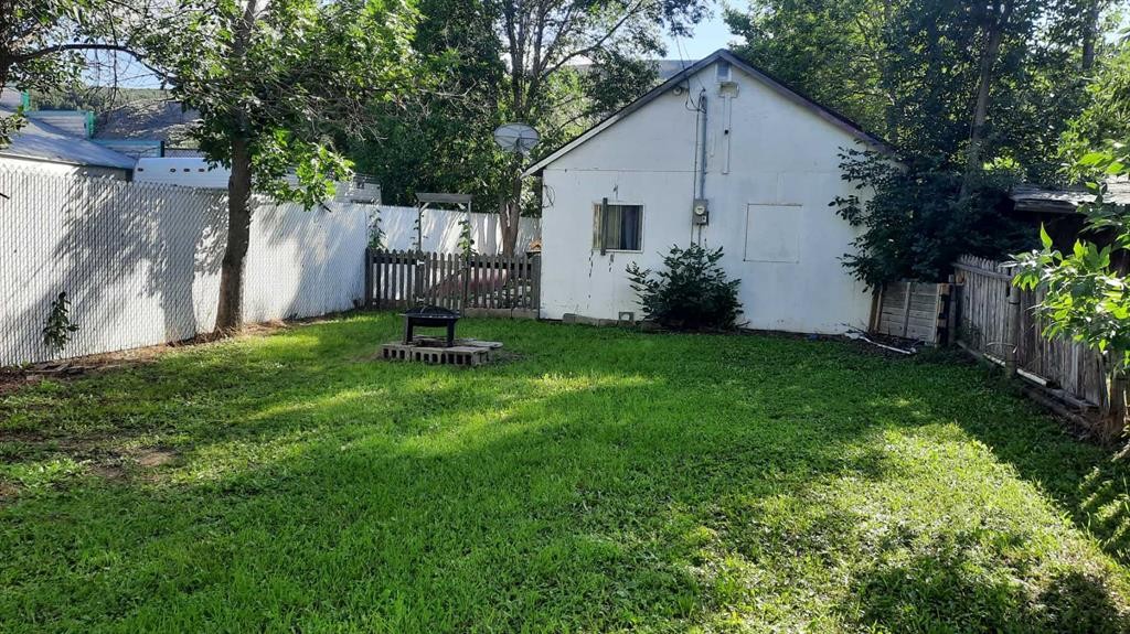 240 2 Avenue, Drumheller, AB - Outdoor