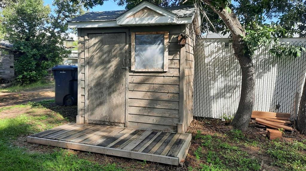 240 2 Avenue, Drumheller, AB - Outdoor