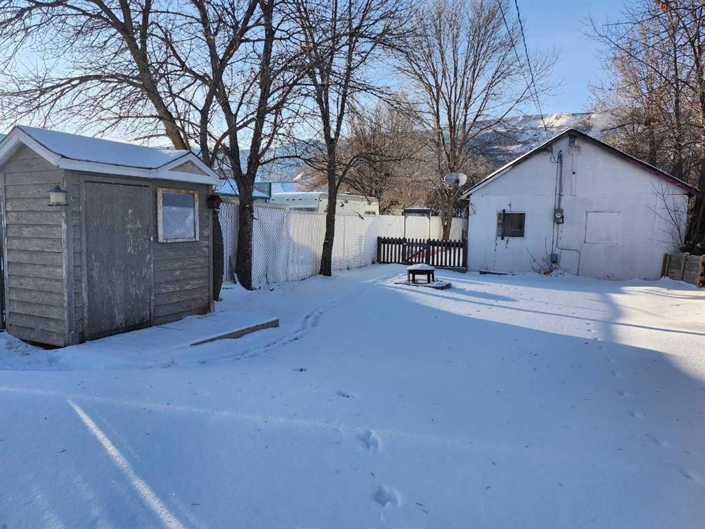 240 2 Avenue, Drumheller, AB - Outdoor