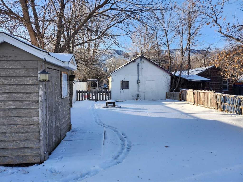 240 2 Avenue, Drumheller, AB - Outdoor
