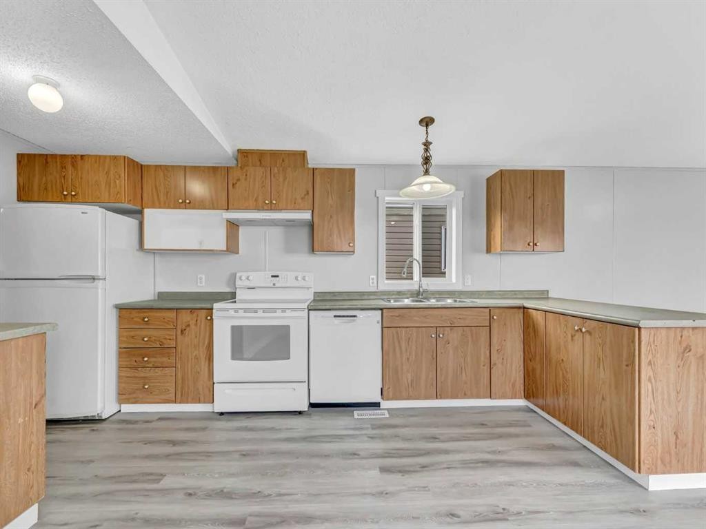 57 Maple Drive West, Brooks, AB