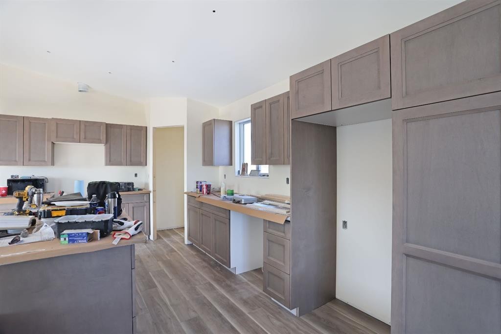 98 Meadowplace Drive, Brooks, AB - Indoor Photo Showing Kitchen