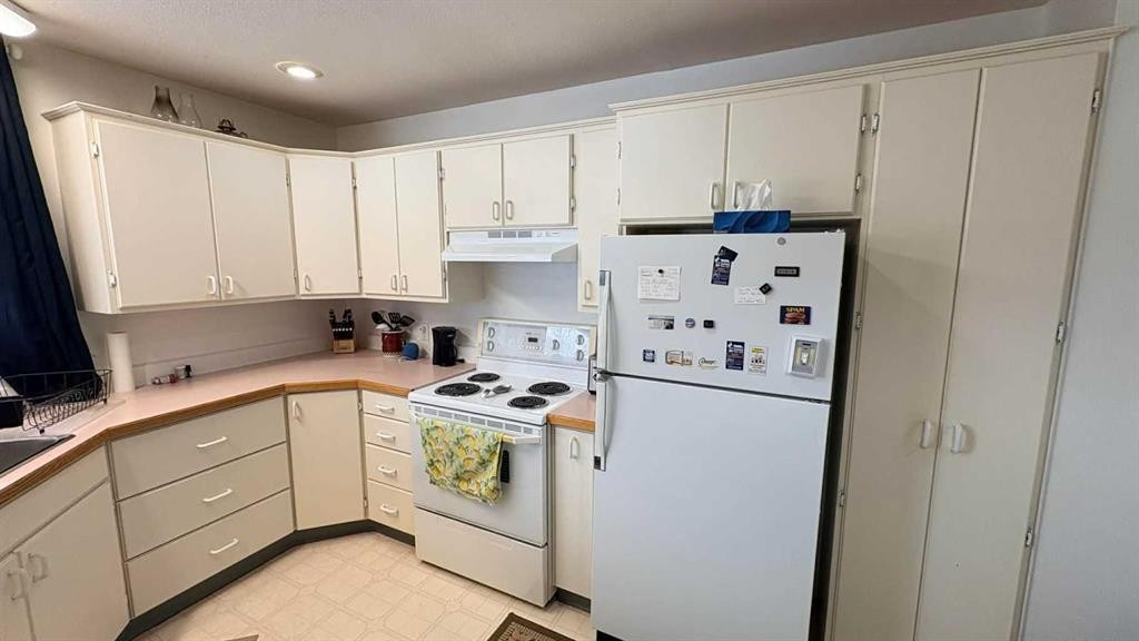 4817 Windsor Avenue, Coronation, AB - Indoor Photo Showing Kitchen