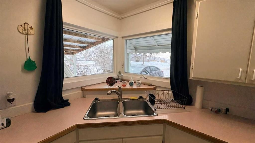 4817 Windsor Avenue, Coronation, AB - Indoor Photo Showing Kitchen With Double Sink