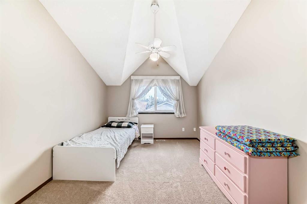 5 Chinook Crescent, Beiseker, AB - Indoor Photo Showing Bedroom