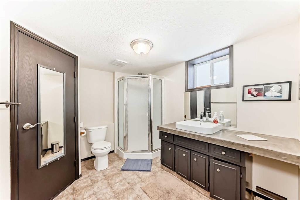 5 Chinook Crescent, Beiseker, AB - Indoor Photo Showing Bathroom
