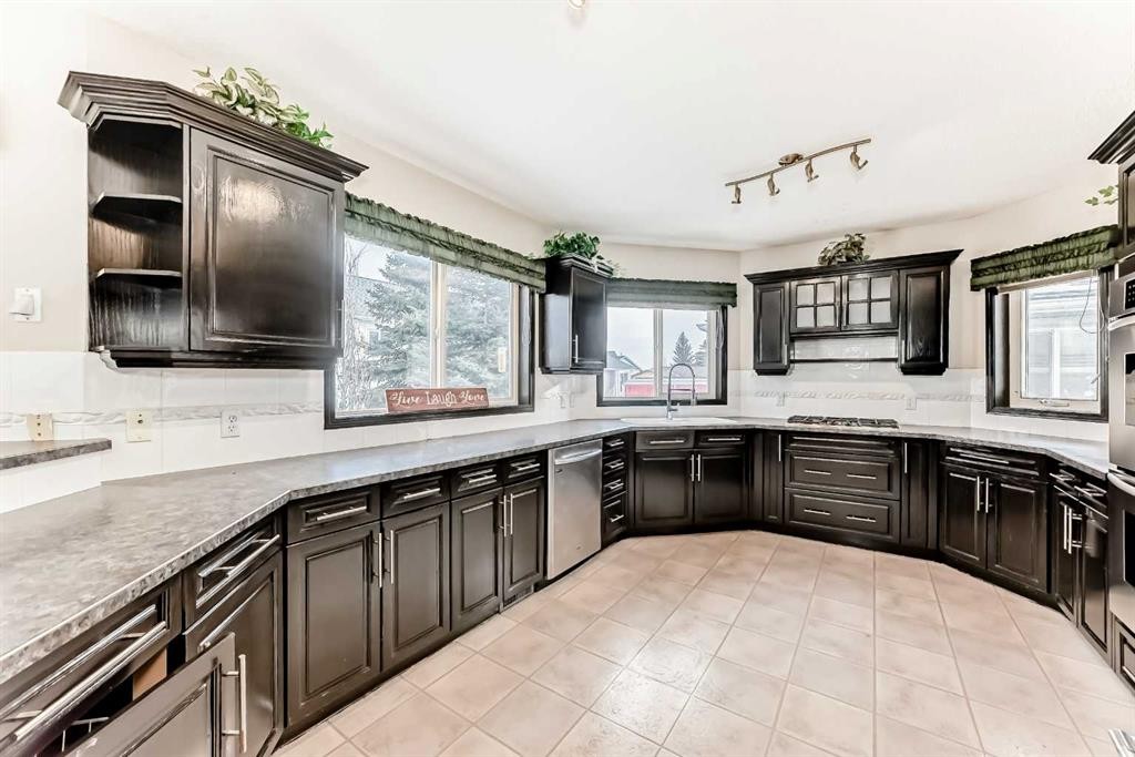 5 Chinook Crescent, Beiseker, AB - Indoor Photo Showing Kitchen