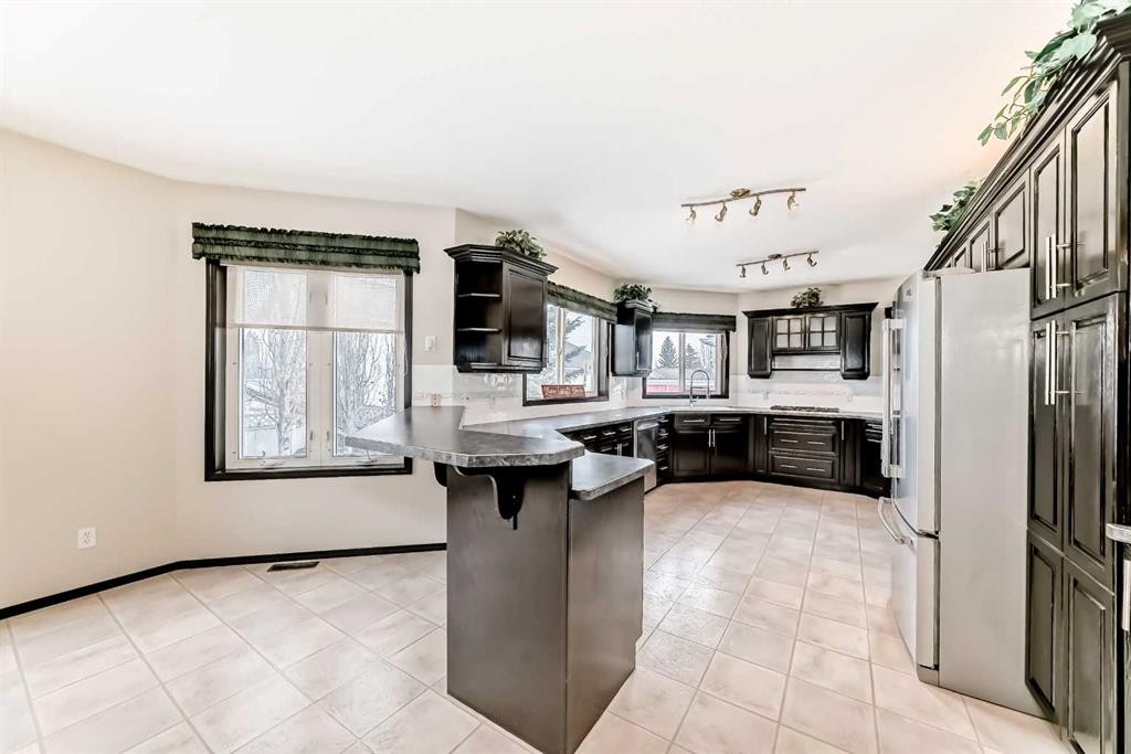 5 Chinook Crescent, Beiseker, AB - Indoor Photo Showing Kitchen