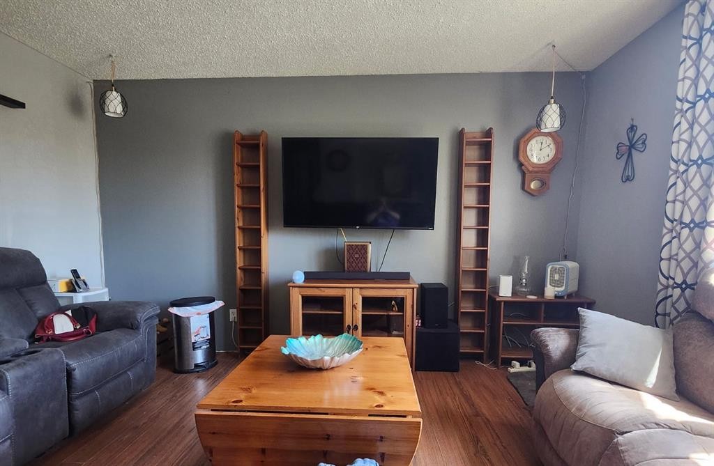 44 Wildrose Crescent West, Brooks, AB - Indoor Photo Showing Living Room