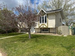 44 Wildrose Crescent WESTBrooks, AB T1R 0A4