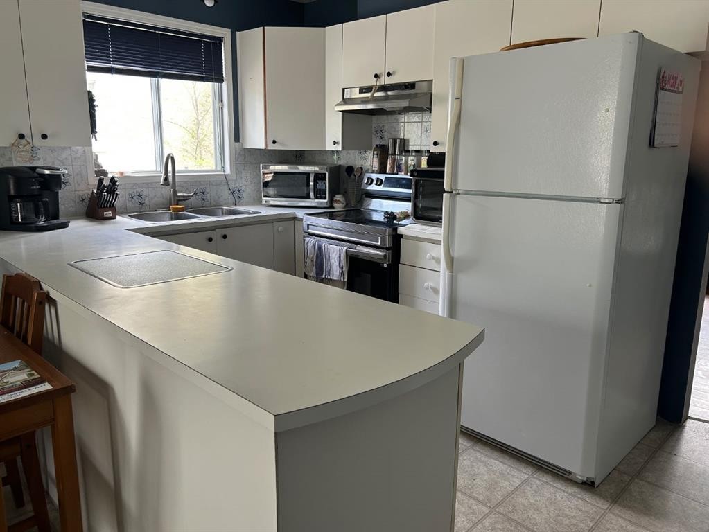 44 Wildrose Crescent West, Brooks, AB - Indoor Photo Showing Kitchen