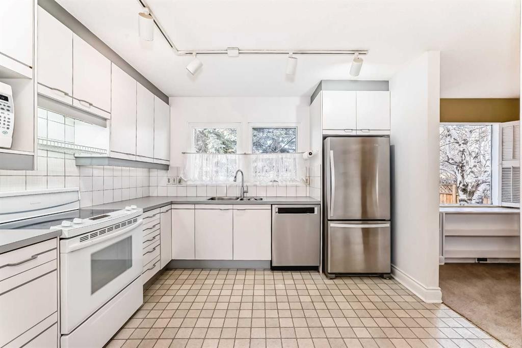 6623 Lethbridge Crescent Sw, Calgary, AB - Indoor Photo Showing Kitchen