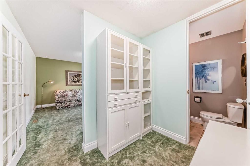6623 Lethbridge Crescent Sw, Calgary, AB - Indoor Photo Showing Other Room