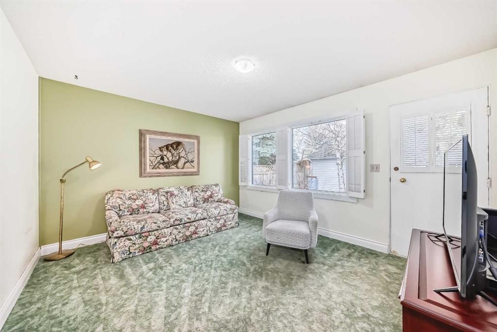 6623 Lethbridge Crescent Sw, Calgary, AB - Indoor Photo Showing Living Room