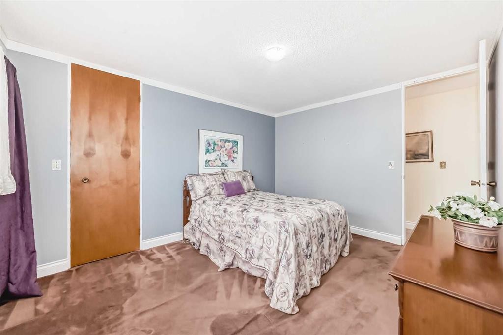 6623 Lethbridge Crescent Sw, Calgary, AB - Indoor Photo Showing Bedroom