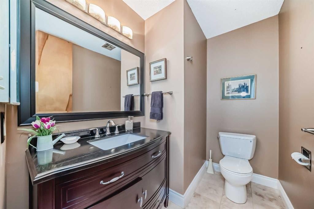 6623 Lethbridge Crescent Sw, Calgary, AB - Indoor Photo Showing Bathroom