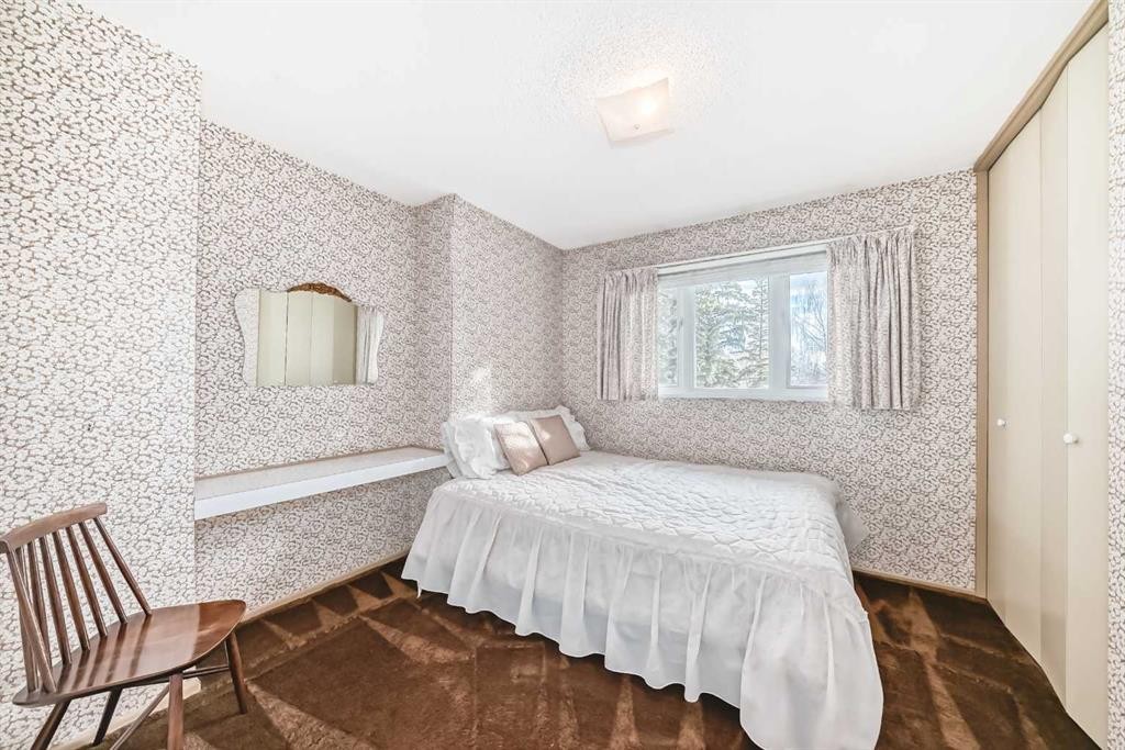 6623 Lethbridge Crescent Sw, Calgary, AB - Indoor Photo Showing Bedroom