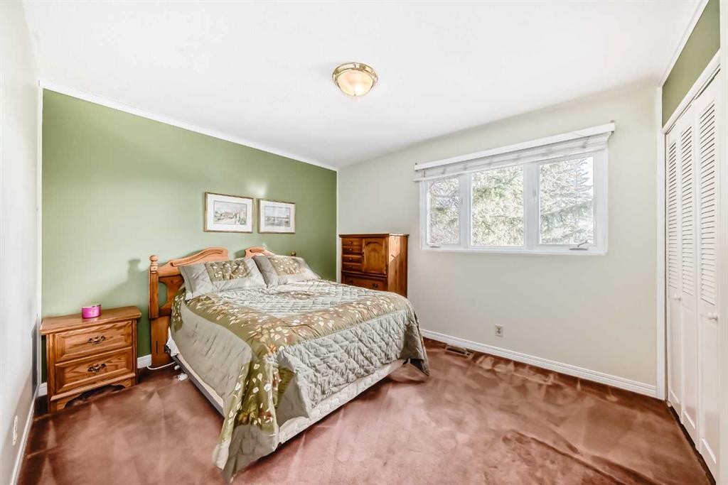 6623 Lethbridge Crescent Sw, Calgary, AB - Indoor Photo Showing Bedroom