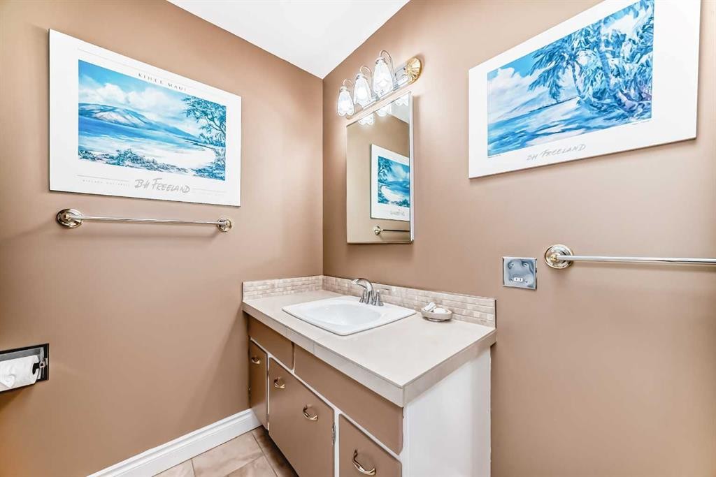 6623 Lethbridge Crescent Sw, Calgary, AB - Indoor Photo Showing Bathroom