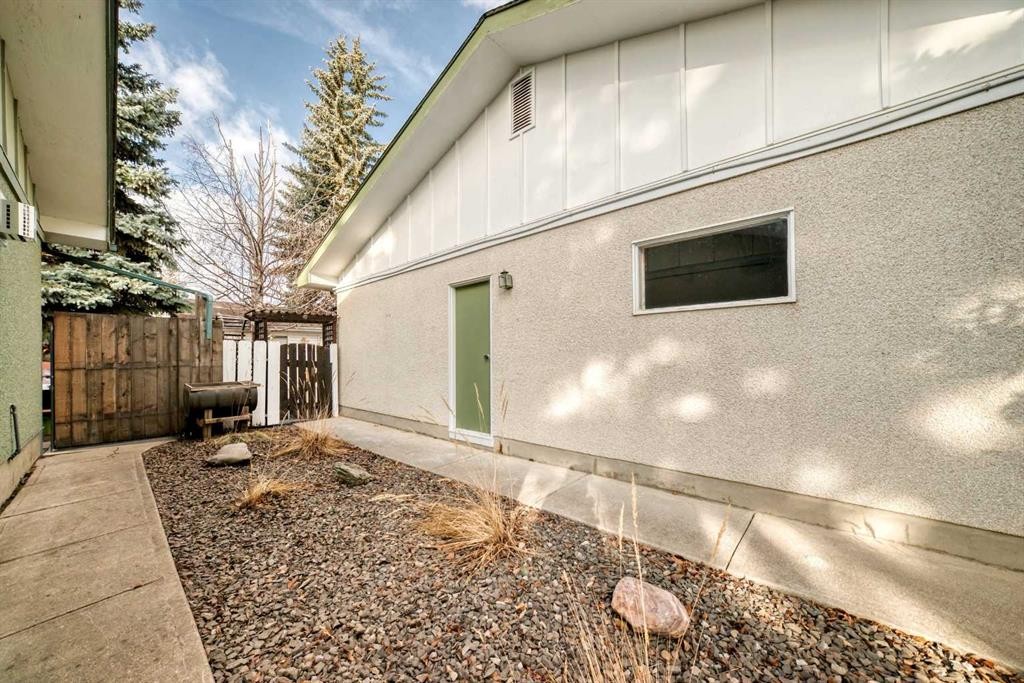 6623 Lethbridge Crescent Sw, Calgary, AB - Outdoor With Exterior