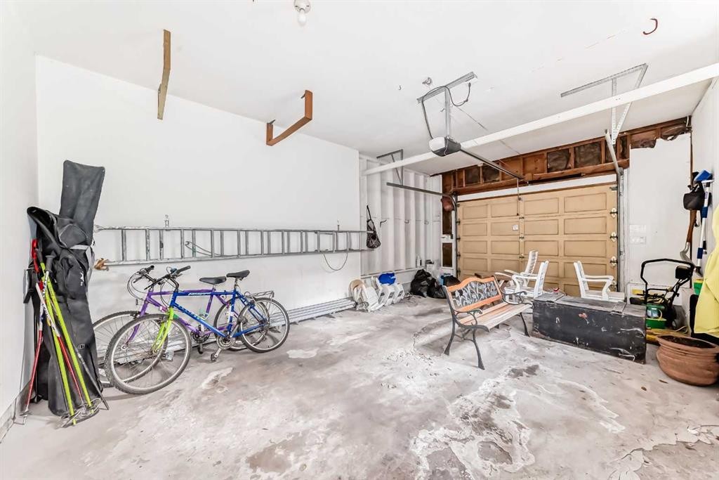 6623 Lethbridge Crescent Sw, Calgary, AB - Indoor Photo Showing Garage