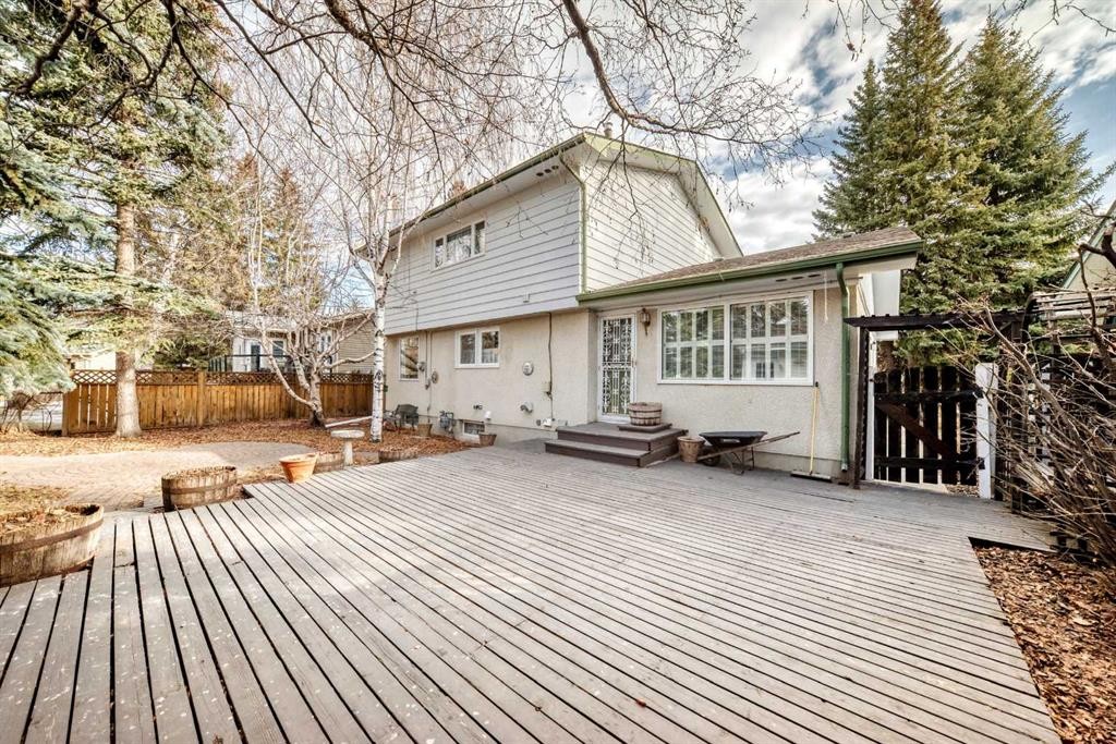 6623 Lethbridge Crescent Sw, Calgary, AB - Outdoor
