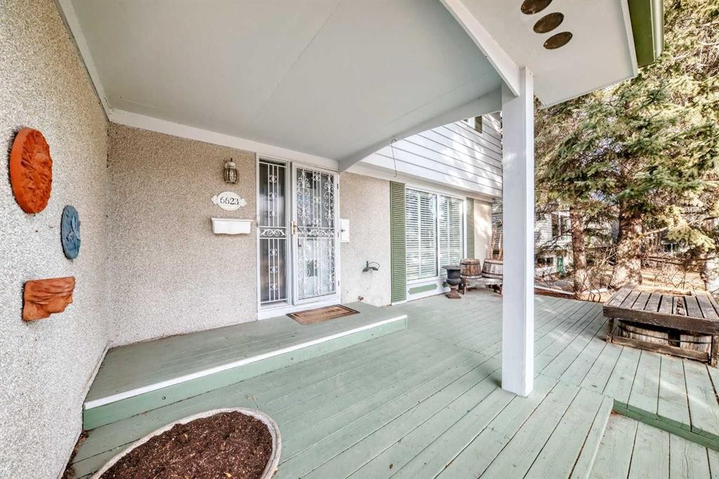 6623 Lethbridge Crescent Sw, Calgary, AB - With Exterior