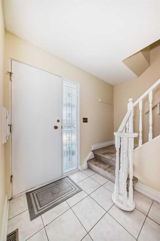 6623 Lethbridge Crescent Sw, Calgary, AB - Indoor Photo Showing Other Room