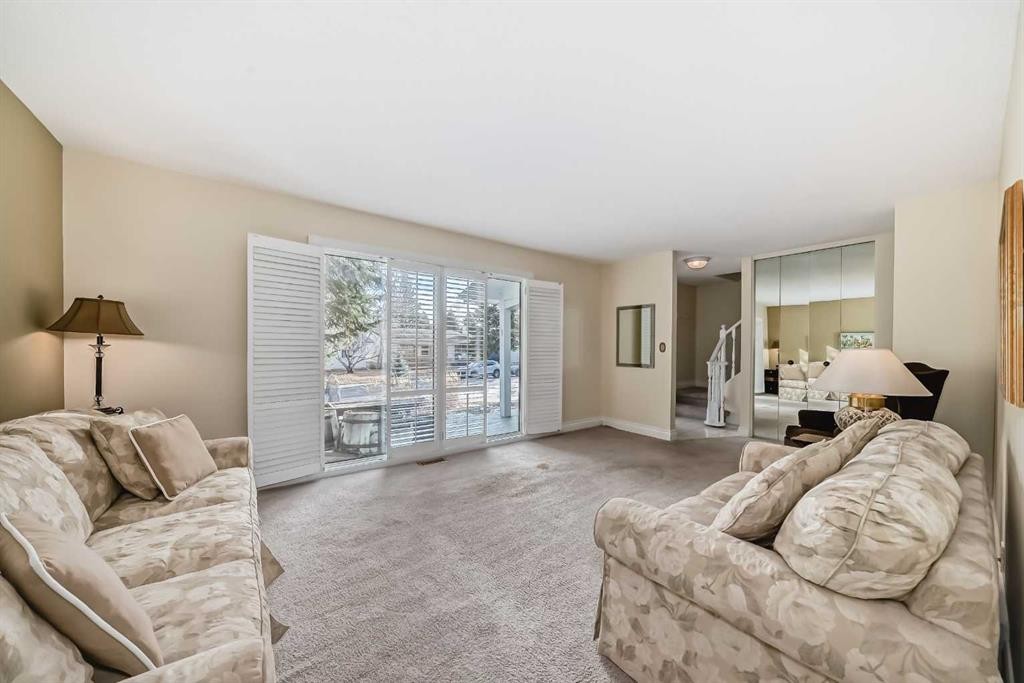 6623 Lethbridge Crescent Sw, Calgary, AB - Indoor Photo Showing Living Room