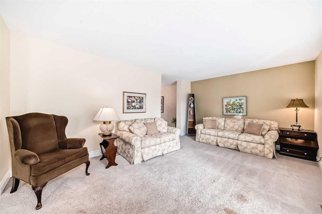 6623 Lethbridge Crescent Sw, Calgary, AB - Indoor Photo Showing Living Room