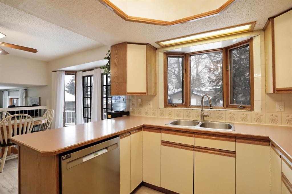 5 Fairview Crescent East, Brooks, AB - Indoor Photo Showing Kitchen With Double Sink