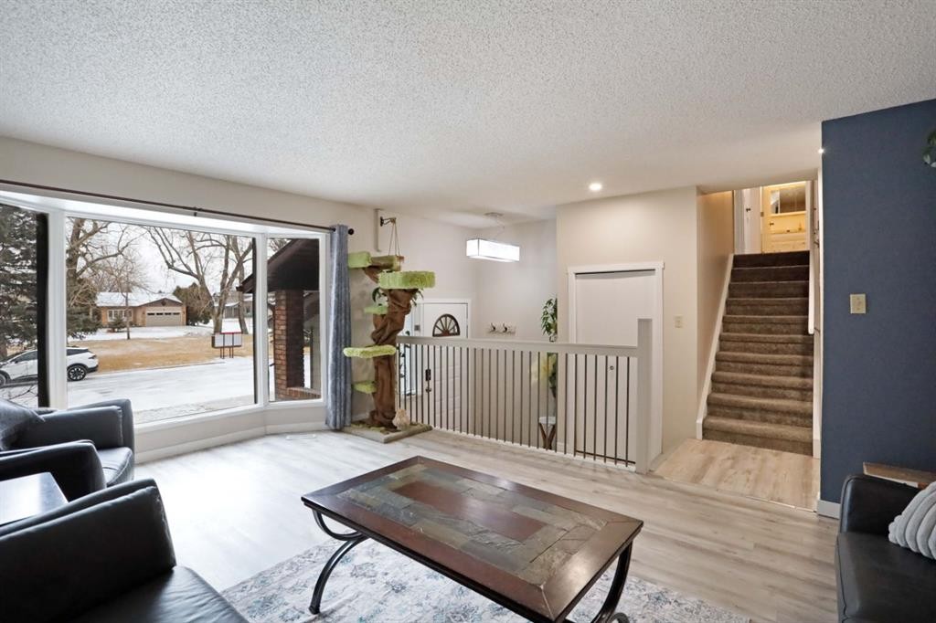 5 Fairview Crescent East, Brooks, AB - Indoor Photo Showing Living Room