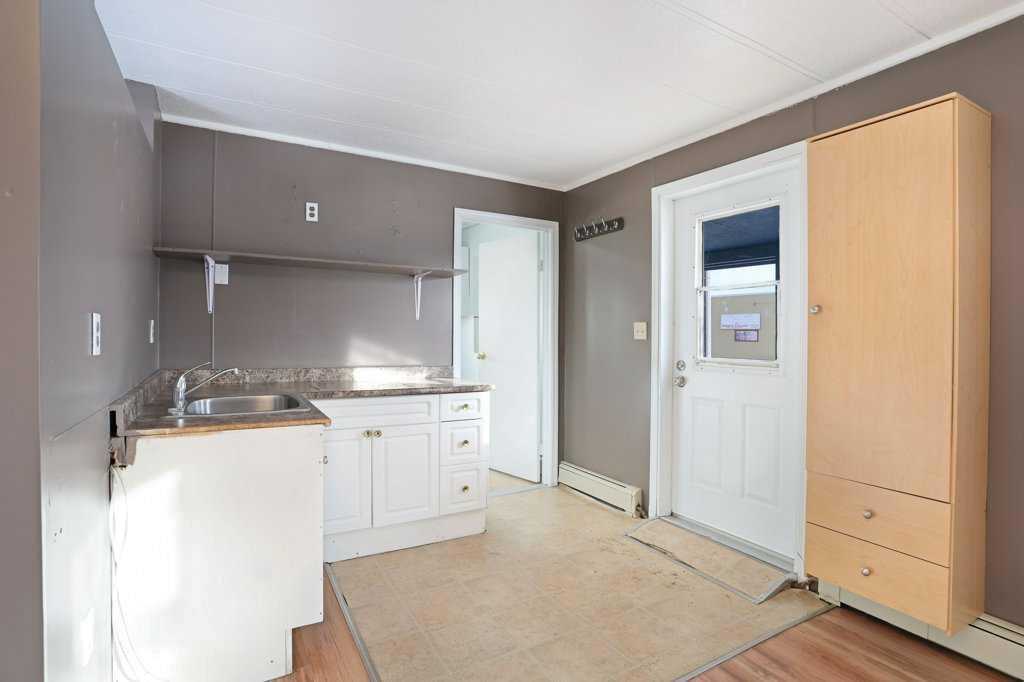 102 Centre Street, Duchess, AB