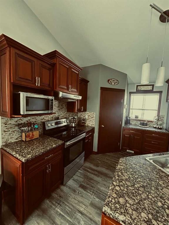 223 15 Street East, Brooks, AB - Indoor Photo Showing Kitchen