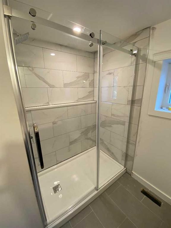 564 5 Street West, Brooks, AB - Indoor Photo Showing Bathroom