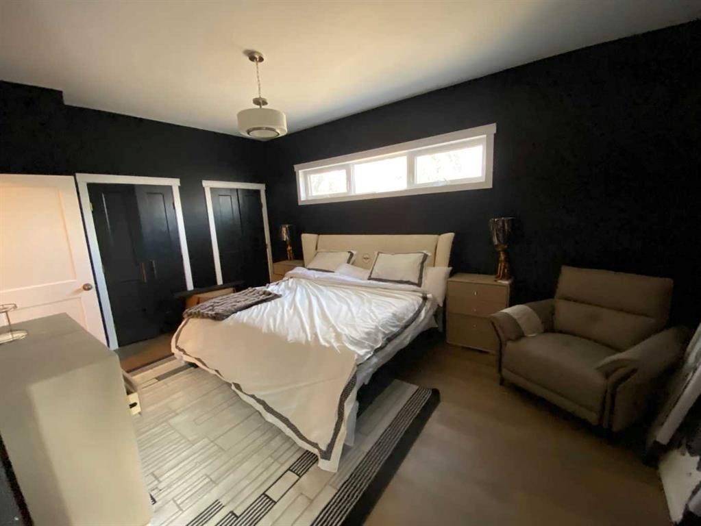 564 5 Street West, Brooks, AB - Indoor Photo Showing Bedroom