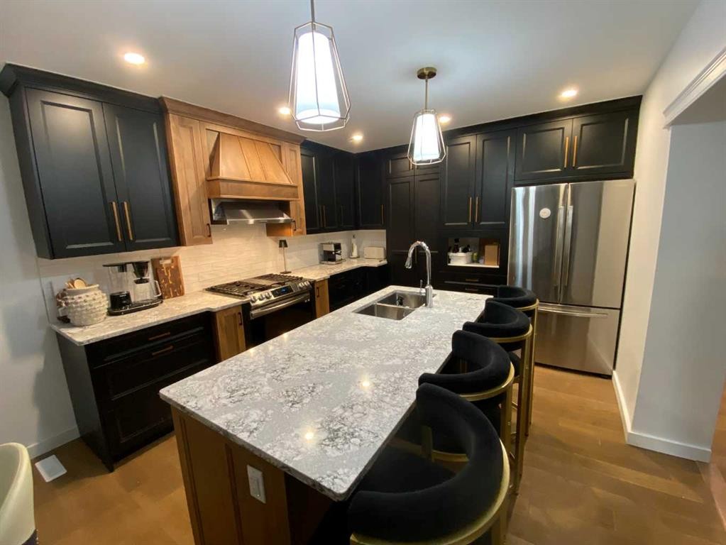 564 5 Street West, Brooks, AB - Indoor Photo Showing Kitchen With Double Sink With Upgraded Kitchen
