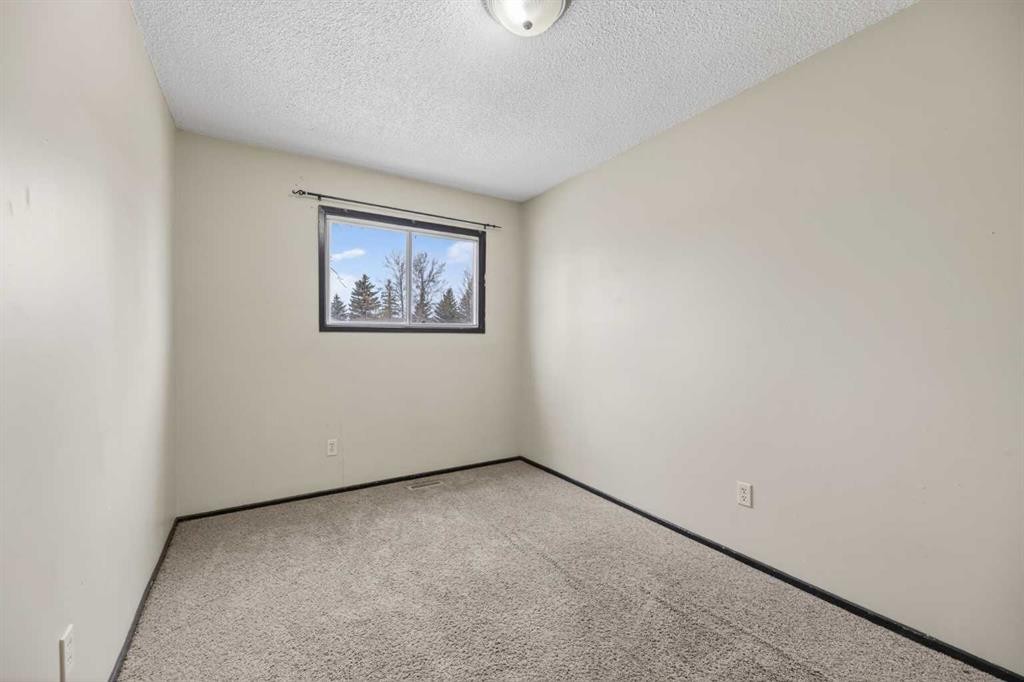 5419 56A Street Close, Olds, AB - Indoor Photo Showing Other Room