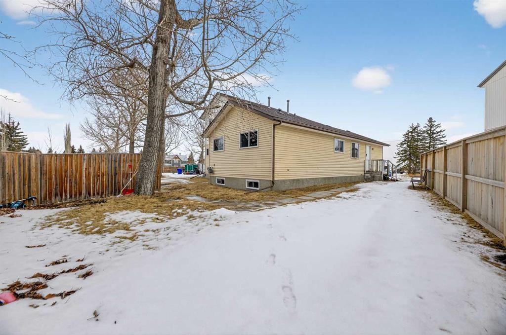 5419 56A Street Close, Olds, AB - Outdoor