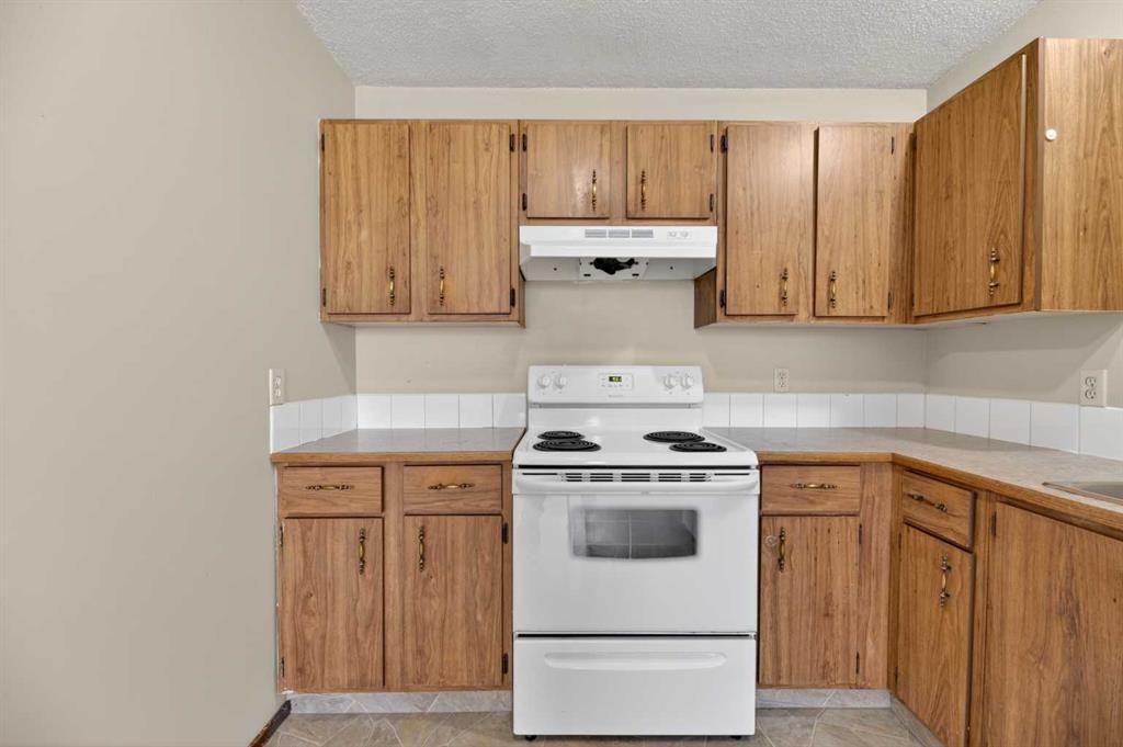 5419 56A Street Close, Olds, AB - Indoor Photo Showing Kitchen